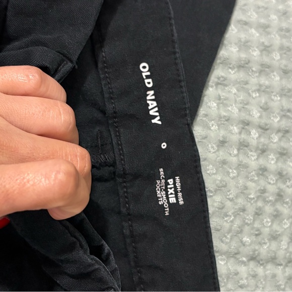 Old Navy High Rise Pixie - Picture 6 of 6